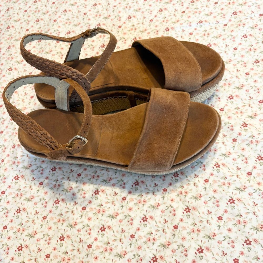 PLATFORM WAY
STUART WEITZMAN
Color: Amaretto Suede - Picture 5 of 7
